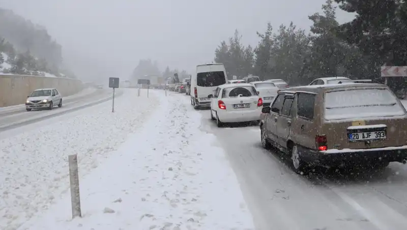 Denizli-Antalya Kara Yolunda Kar Fırtınası Trafiği Felç Etti