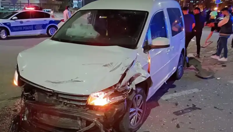 Batman'da Otomobil ile Hafif Ticari Araç Çarpıştı: 7 Yaralı!
