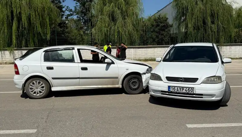 İki Otomobil Çarpıştı: Kaza Anında Yaralılar Dikkat Çekti