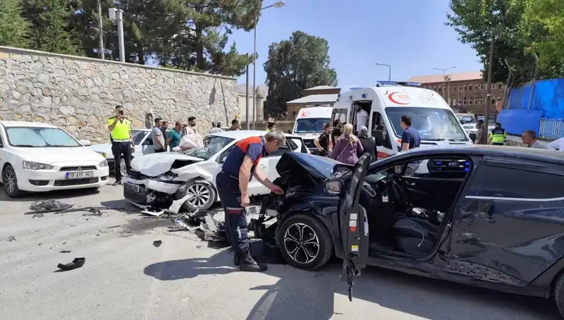 Bitlis’te Feci Trafik Kazası: 10 Kişi Yaralandı!