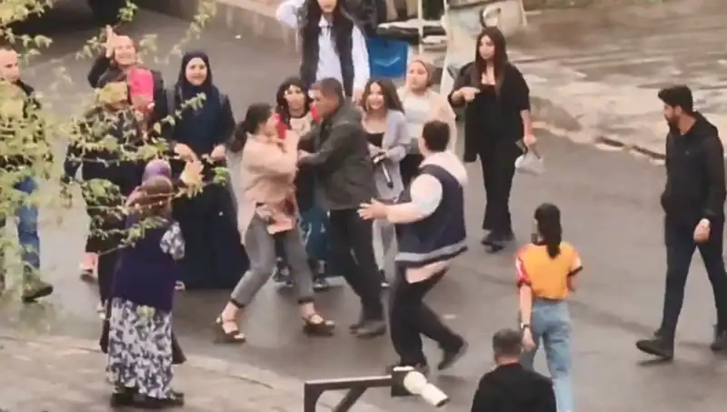 Adliye Önünde Tekmeli Yumruklu Kavga: Olay Anı Kamerada