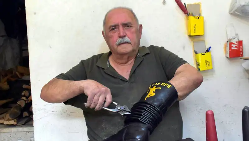 Tireli Hasan Usta: 64 Yıldır Geleneksel El Sanatlarını Yaşatıyor