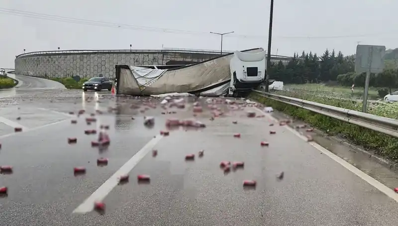 TIR Devrildi, Yolda Dökülen İçkiler Dehşet Saçtı!