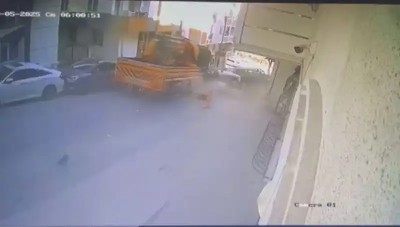 Kontrolden Çıkan Vinç, Şehir Merkezinde 23 Araca Çarparak Durduruldu