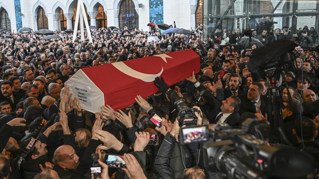 Ünlü Sanatçı Ferdi Tayfur Toprağa Verildi