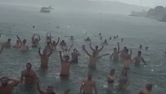 İstanbul Bebek'te Yağmurlu Havada Plaj Keyfi: İnsanlar Denize Akın Etti