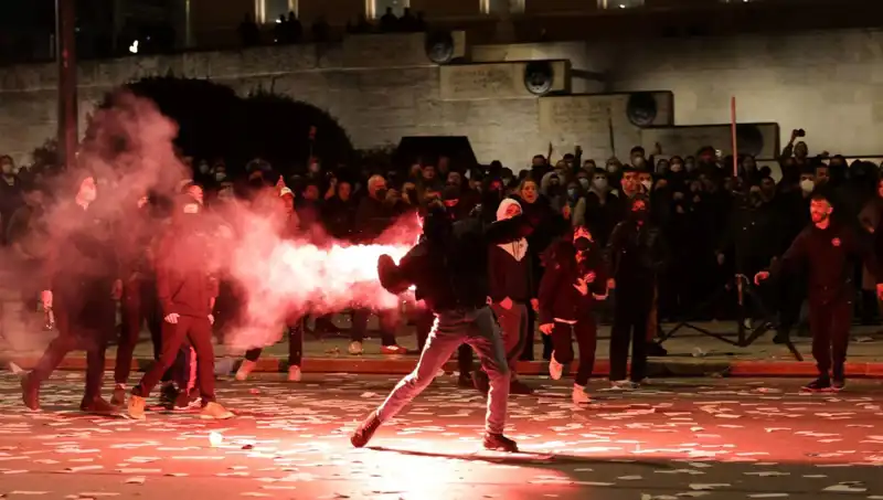 Yunanistan'da Hükümete Gensoru: Atina Sokaklarında Provokatif Protestolar
