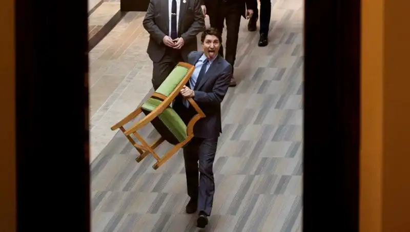 Trudeau, Sandalyeyi Alıp Giderek Eleştirileri Arttırdı