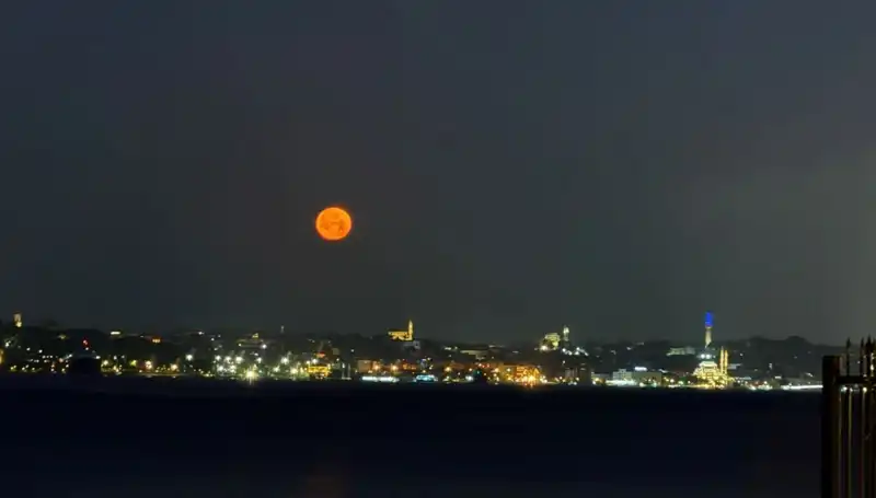 İstanbul'da Çilek Dolunayı: Göz Alıcı Manzaralar Eşliğinde Bir Doğa Harikası