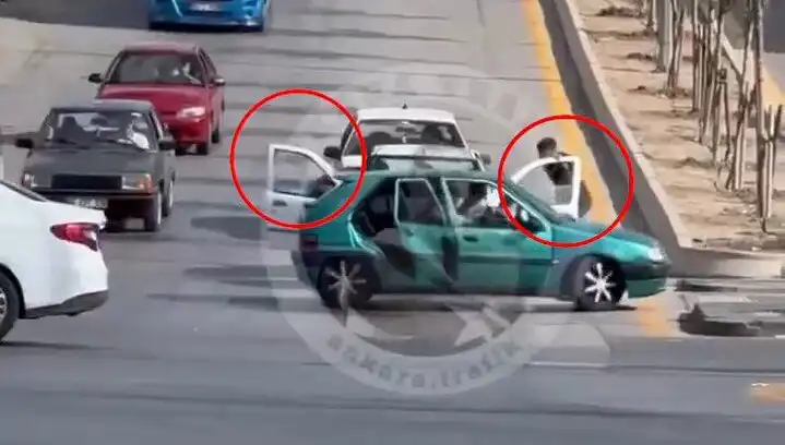 Trafikte Bıçak ve Kılıçlarla Saldıran Şahıslar Gözaltına Alındı!