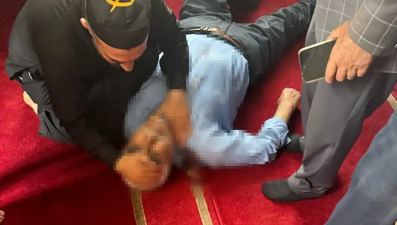 Camide Namaz Kılan Adam, Saldırıya Uğrayarak Bıçaklandı!