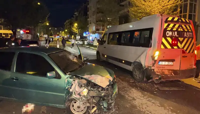 Minibüs Kazası: Otomobil Servis Araçlarına Çarparak 6 Kişiyi Yaraladı