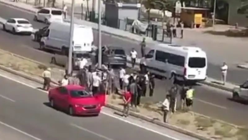 Yolda Korkutan Kaza: Yaya Otomobile Çarptı