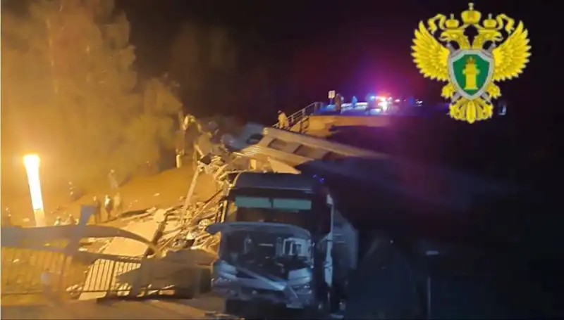 Rusya'da İki Köprü Çöktü: Raydan Çıkan Trenler ve Üzücü Kayıplar
