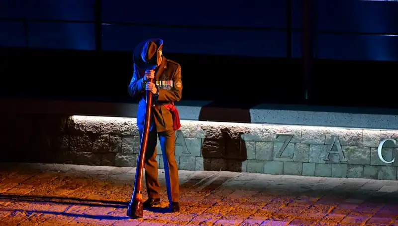 Anzak Koyu'nda Duygusal Şafak Ayini: Özlem ve Saygı Bir Aradaydı