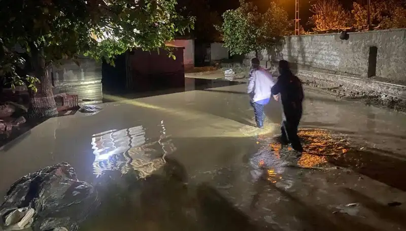 20 Dakikalık Yağışın Ardından Gelen Felaket: Evler Çöktü ve Boşaltıldı