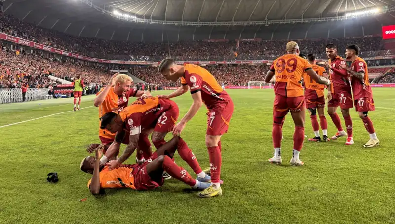 Galatasaray, Şampiyonluk İçin Sarı-Kırmızı Asaletini Sahaya Yansıtıyor