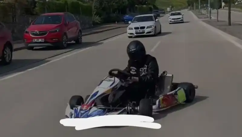 Go-Kart Sürücüsünün Tehlikeli Drift Gösterisi İzleyenleri Şaşırttı