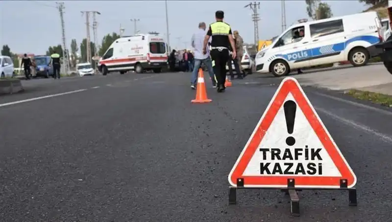Antalya'da Otomobil Kanala Devrildi: Yaralı Sayısı İki