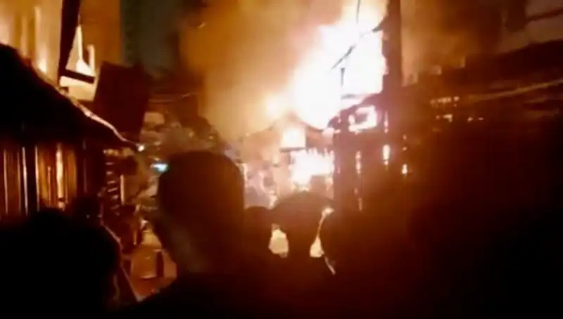 Vietnam'da Korkunç Yangın! Sekiz Kişi Hayatını Kaybetti