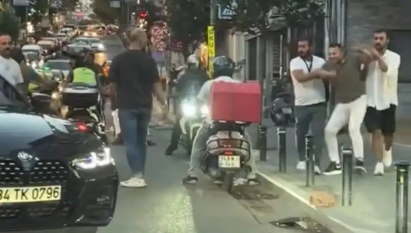 Nişantaşı'nda Yol Verme Kavgası: Sopalı Tartışma Büyüdü