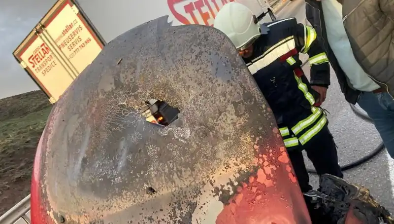 Sürüş Sırasında Alev Alan Otomobil Kazası: Şans Eseedim Yaralı Yok