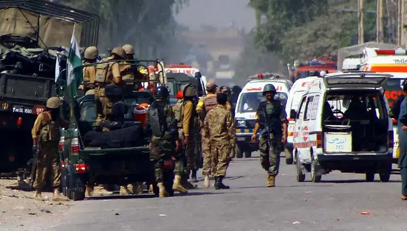 Pakistan'da Camiye Bombalı Saldırı: 4 Yaralı Var!