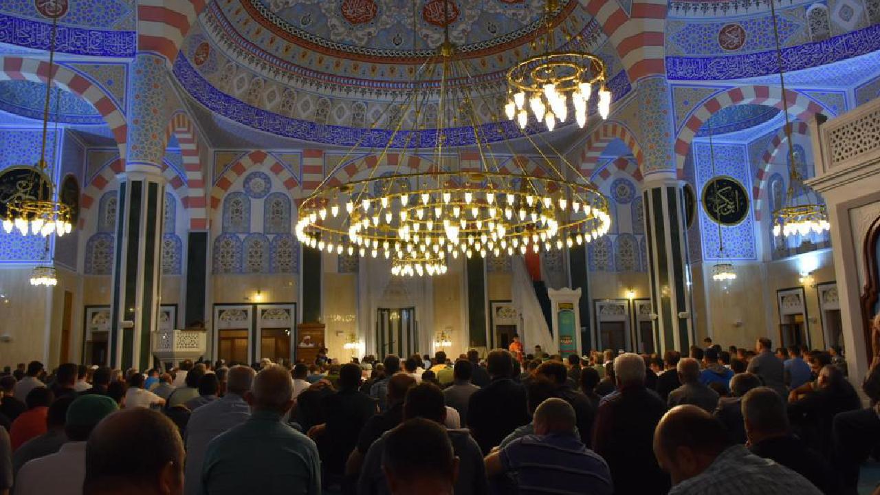 Regaib Kandili'nde Müslümanlar dualara yönelecek.