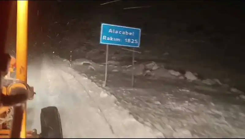 Antalya’da Beklenmedik Kar Yağışı: Yerli ve Yabancı Turistleri Şaşırttı