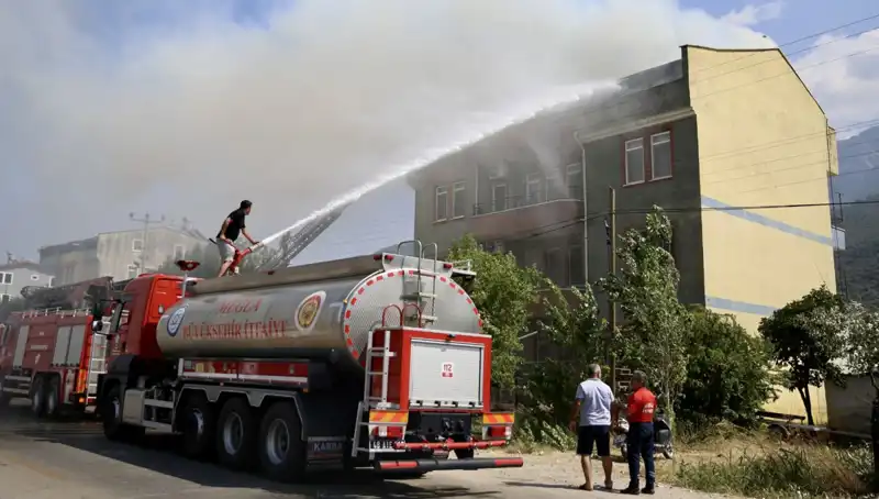 Çatı Katında Patlak Veren Yangın: Mahallede Panik ve Kaos Anları