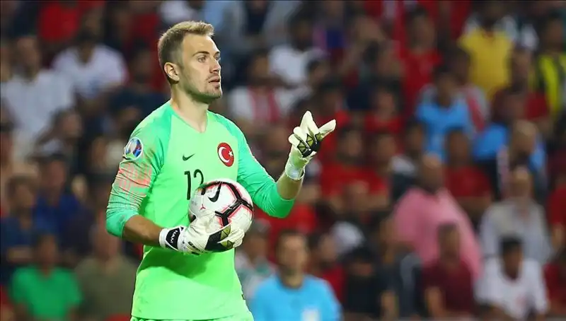 Mert Günok Futbolu Bırakma Kararını Açıkladı: Hayranları Şaşkın!