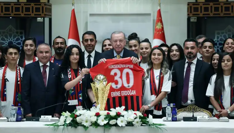 Cumhurbaşkanı Erdoğan, Yüksekovaspor Kadın Futbol Takımı ile tarihi buluşma gerçekleştirdi