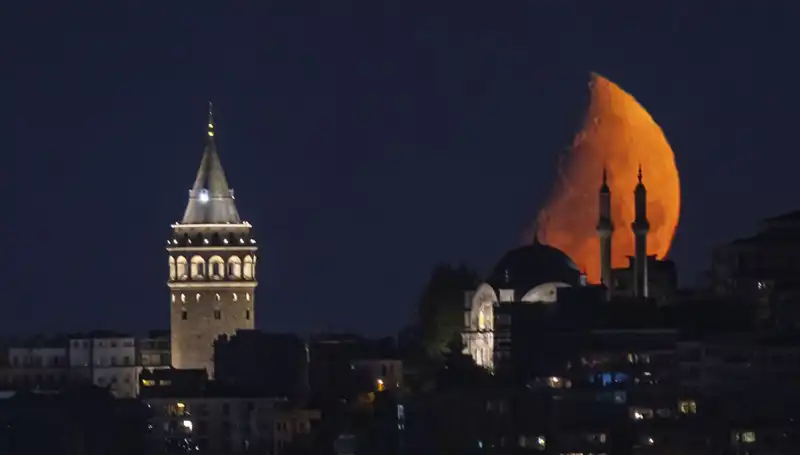 İstanbul'daki Yarım Ay Gökyüzünde Büyüleyici Bir Manzara Yarattı
