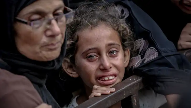 Gazze'deki Açlık Krizi: İsrail Askerleri Yemekleri Toprağa Gömüyor