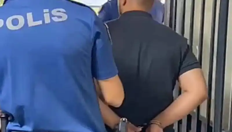 İzmir'de Polise Saldıran Şahıs Fırtına Gibi Geldi, Tutuklandı!